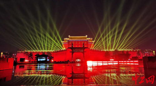 西安南門廣場亮燈 新春氛圍投影燈點(diǎn)亮古都夜色
